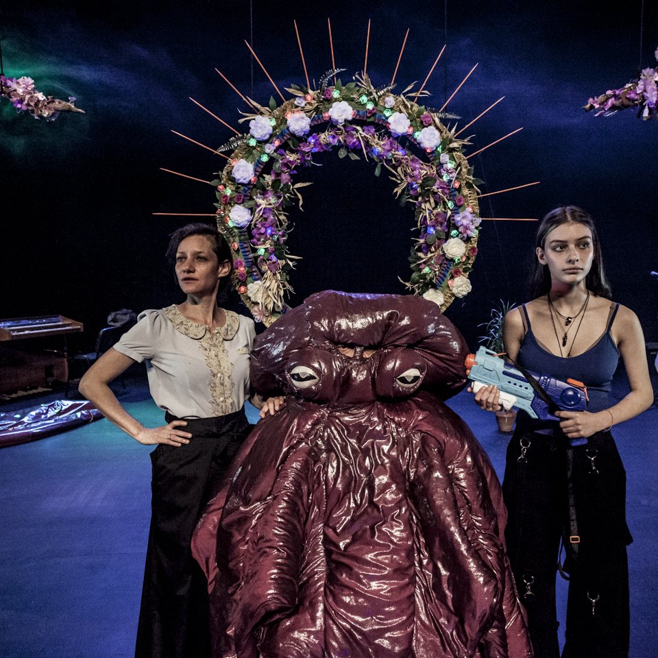 Le Festival de Théâtre de Tottori : The Game of War et le Patriarcat - un confinement sans fin