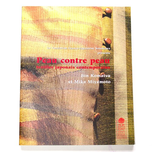 Don du catalogue de l'exposition « Peau contre peau textiles japonais contemporains »